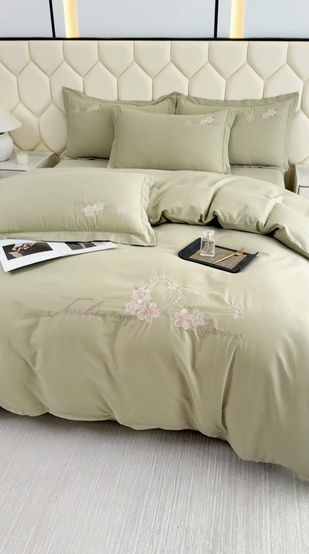 91家纺网 家纺一手货源 找家纺 江南春家纺 【柔-轻密】2025秋冬133x76高精密刺绣100%全棉四件套 【柔-轻密】春漫-梅子青