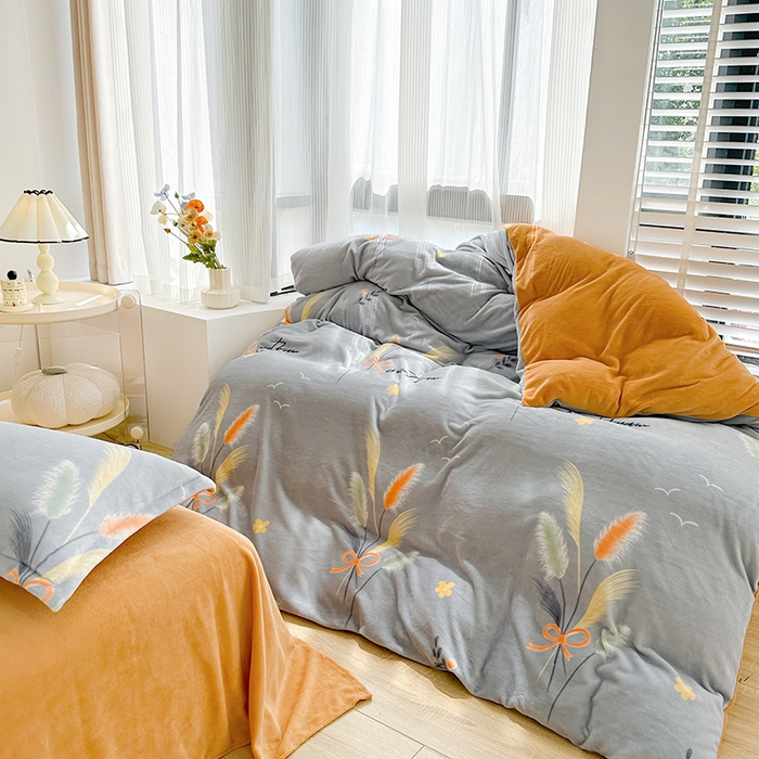 91家纺网 家纺一手货源 找家纺 家贝爱 2025新款A类牛奶绒印花四件套 情人草-灰