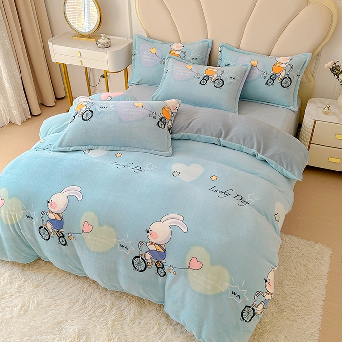 91家纺网 家纺一手货源 找家纺 家贝爱 2025新款A类牛奶绒印花四件套 哈喽小兔蓝