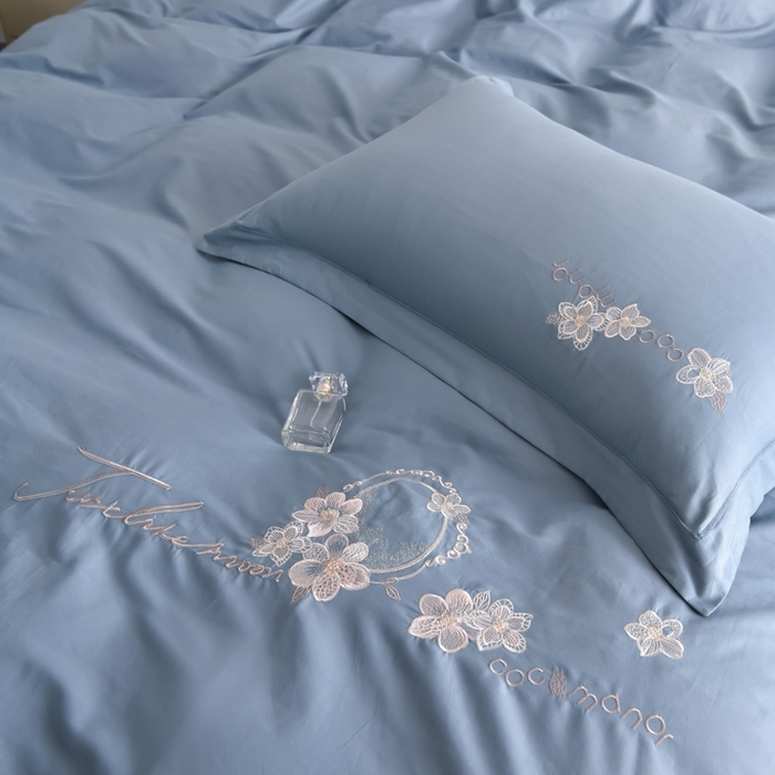 91家纺网 家纺一手货源 找家纺 江南春家纺 【柔-轻密】2025秋冬133x76高精密刺绣100%全棉四件套 【柔-轻密】春漫-晴山蓝