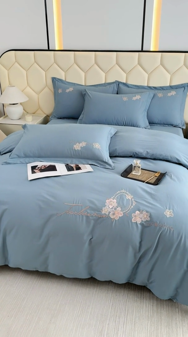 91家纺网 家纺一手货源 找家纺 江南春家纺 【柔-轻密】2025秋冬133x76高精密刺绣100%全棉四件套 【柔-轻密】春漫-晴山蓝