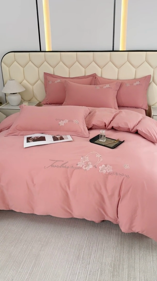 91家纺网 家纺一手货源 找家纺 江南春家纺 【柔-轻密】2025秋冬133x76高精密刺绣100%全棉四件套 【柔-轻密】春漫-海棠柚