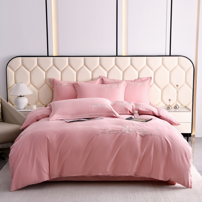 91家纺网 家纺一手货源 找家纺 江南春家纺 【柔-轻密】2025秋冬133x76高精密刺绣100%全棉四件套 【柔-轻密】春漫-玉竹粉