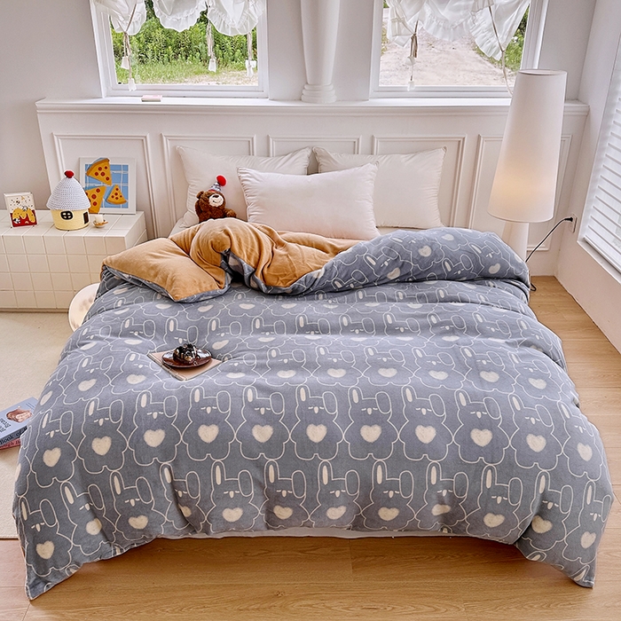 91家纺网 家纺一手货源 找家纺 家贝爱 2025新款A类牛奶绒印花四件套 狂欢兔