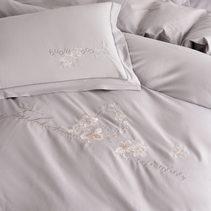 91家纺网 家纺一手货源 找家纺 江南春家纺 【柔-轻密】2025秋冬133x76高精密刺绣100%全棉四件套 【柔-轻密】春漫-陨石灰