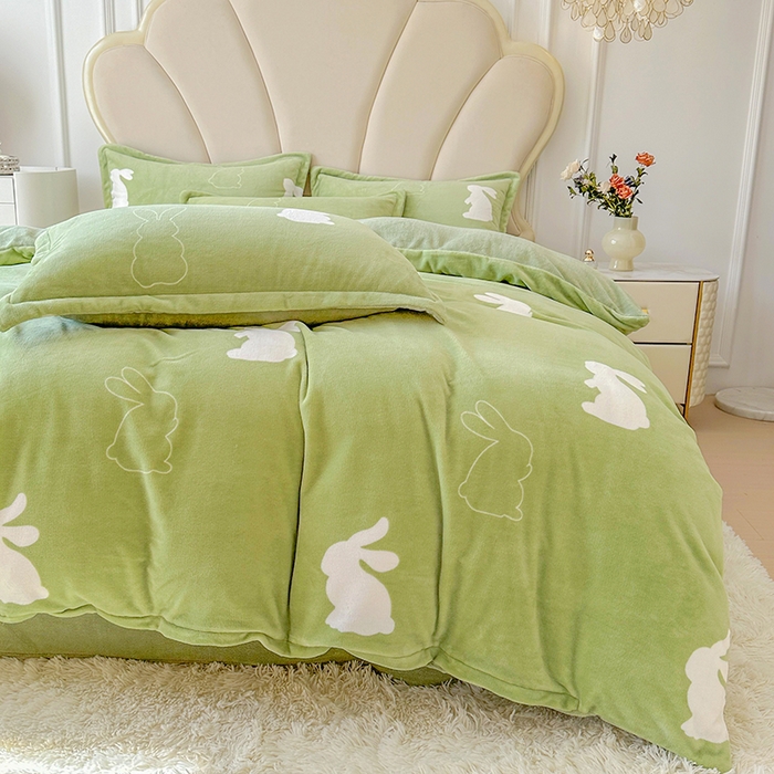 91家纺网 家纺一手货源 找家纺 家贝爱 2025新款A类牛奶绒印花四件套 萌萌兔绿