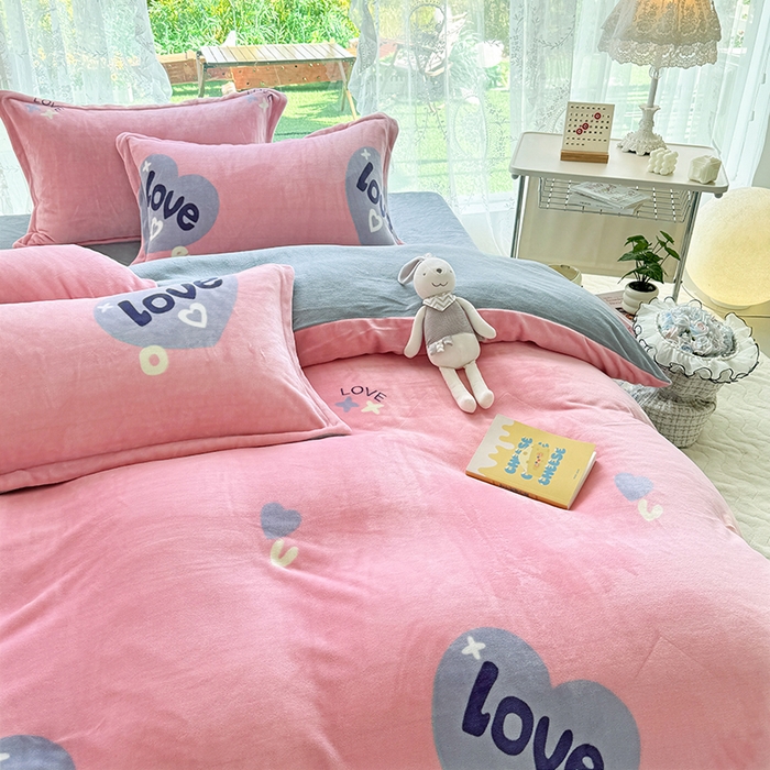 91家纺网 家纺一手货源 找家纺 家贝爱 2025新款A类牛奶绒印花四件套 心相随