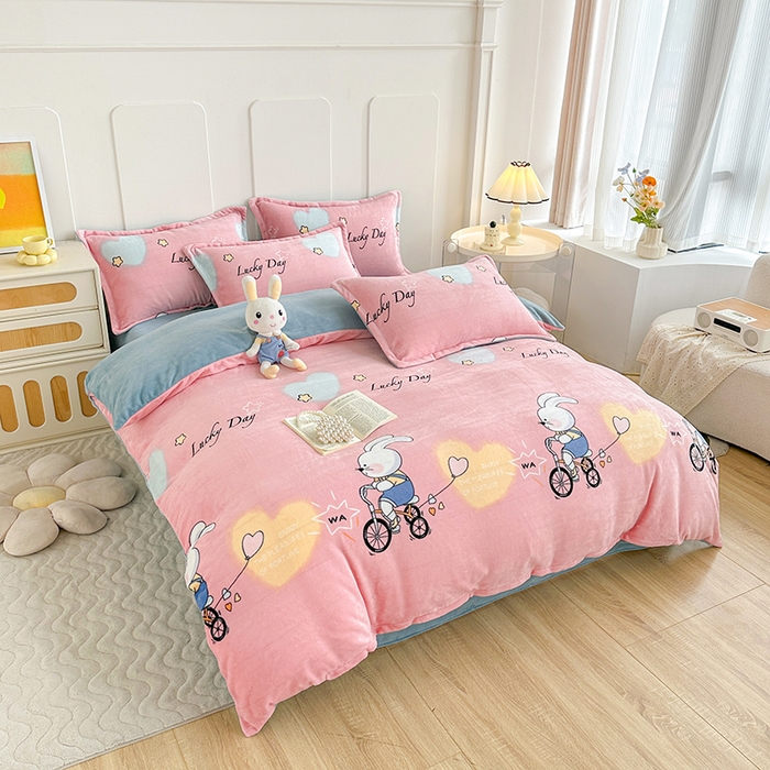 91家纺网 家纺一手货源 找家纺 家贝爱 2025新款A类牛奶绒印花四件套 哈喽小兔-粉