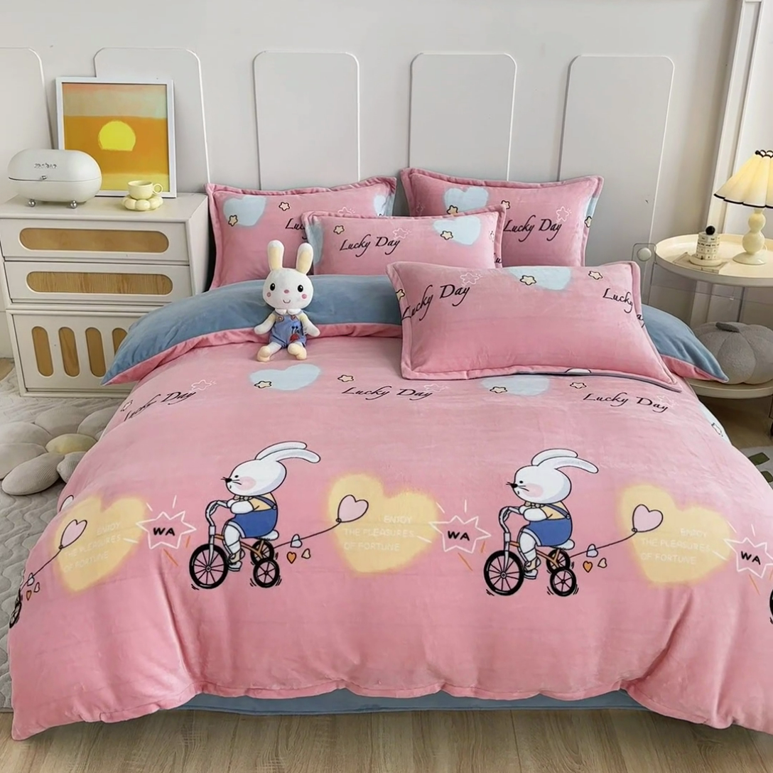 91家纺网 家纺一手货源 找家纺 家贝爱 2025新款A类牛奶绒印花四件套 哈喽小兔-粉