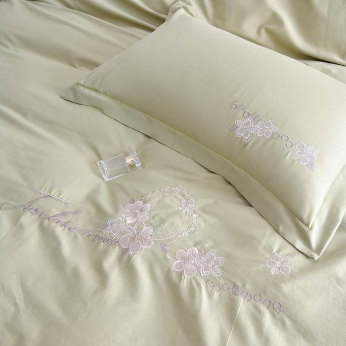 91家纺网 家纺一手货源 找家纺 江南春家纺 【柔-轻密】2025秋冬133x76高精密刺绣100%全棉四件套 【柔-轻密】春漫-梅子青