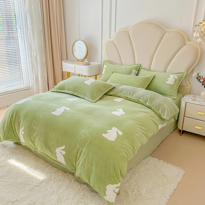 91家纺网 家纺一手货源 找家纺 家贝爱 2025新款A类牛奶绒印花四件套 萌萌兔绿