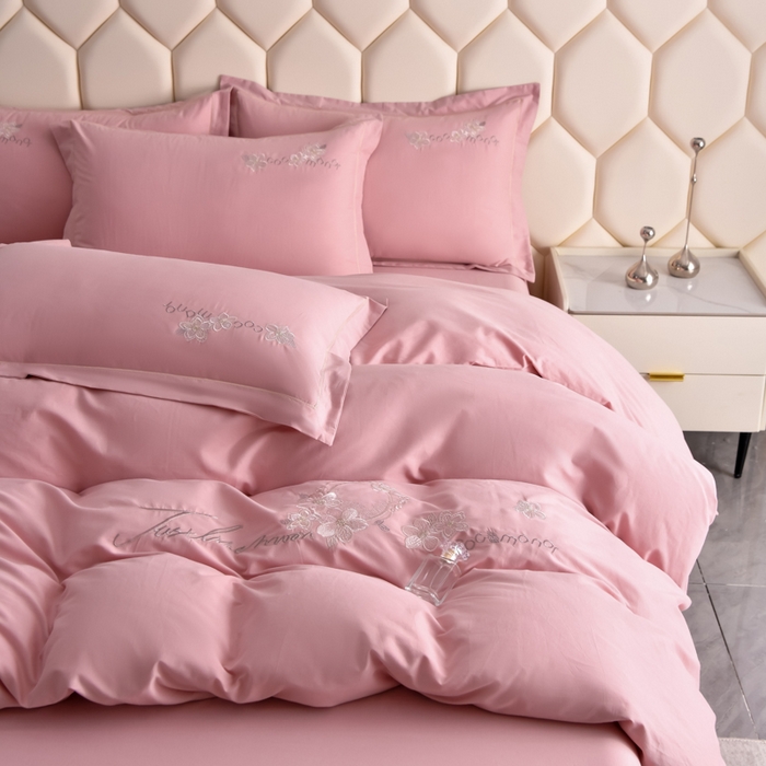 91家纺网 家纺一手货源 找家纺 江南春家纺 【柔-轻密】2025秋冬133x76高精密刺绣100%全棉四件套 【柔-轻密】春漫-玉竹粉