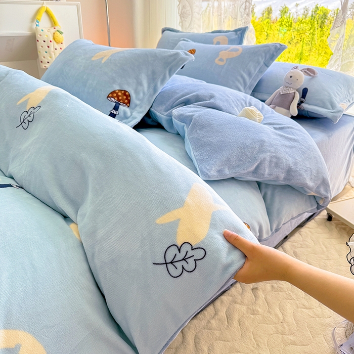 91家纺网 家纺一手货源 找家纺 家贝爱 2025新款A类牛奶绒印花四件套 字母蘑菇