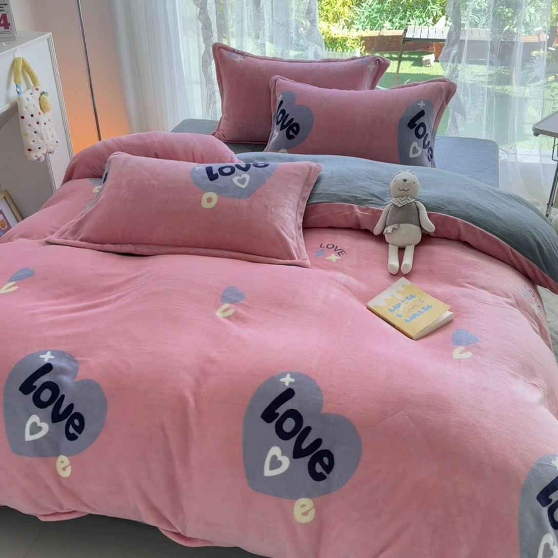 91家纺网 家纺一手货源 找家纺 家贝爱 2025新款A类牛奶绒印花四件套 心相随