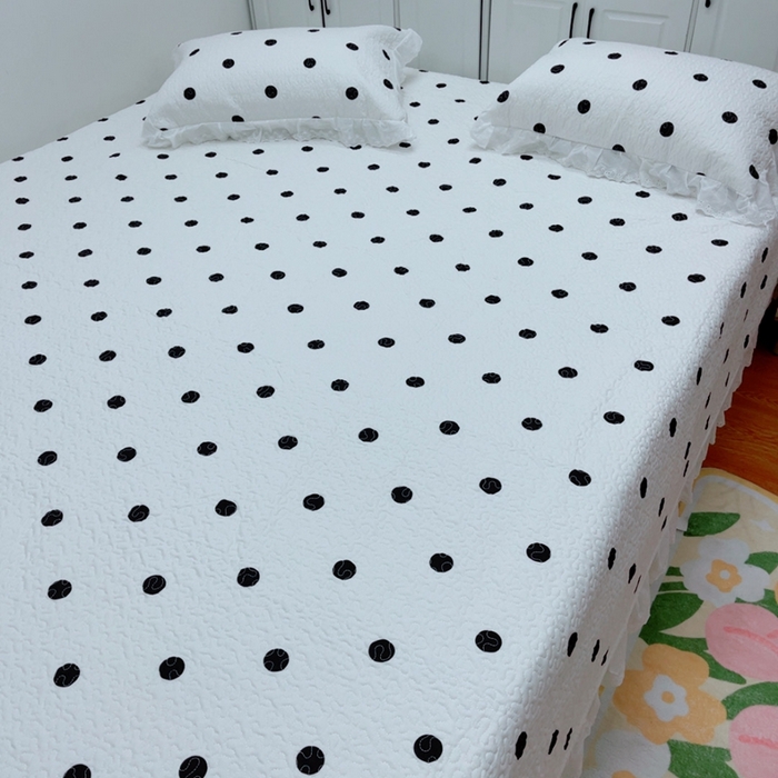 91家纺网 家纺一手货源 找家纺 暖居 2025新款纯棉绗缝夹棉榻榻米支持定制防滑全棉印花小碎花农村大炕盖三件套系列 波点白