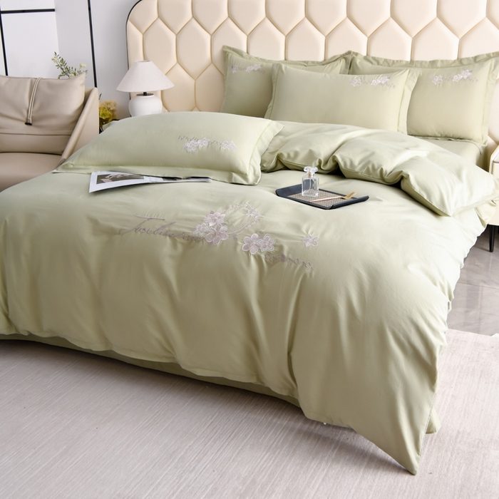 91家纺网 家纺一手货源 找家纺 江南春家纺 【柔-轻密】2025秋冬133x76高精密刺绣100%全棉四件套 【柔-轻密】春漫-梅子青