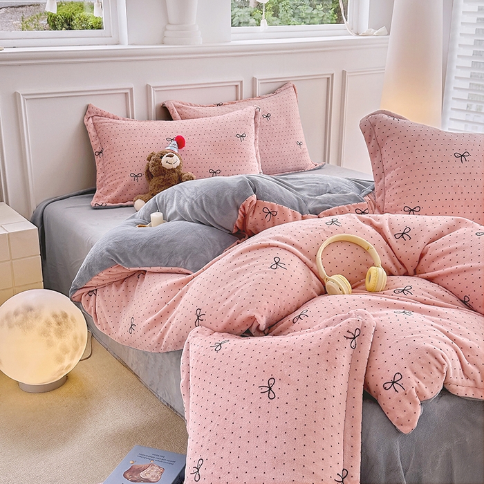 91家纺网 家纺一手货源 找家纺 家贝爱 2025新款A类牛奶绒印花四件套 波点蝴蝶结