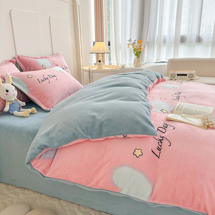 91家纺网 家纺一手货源 找家纺 家贝爱 2025新款A类牛奶绒印花四件套 哈喽小兔-粉