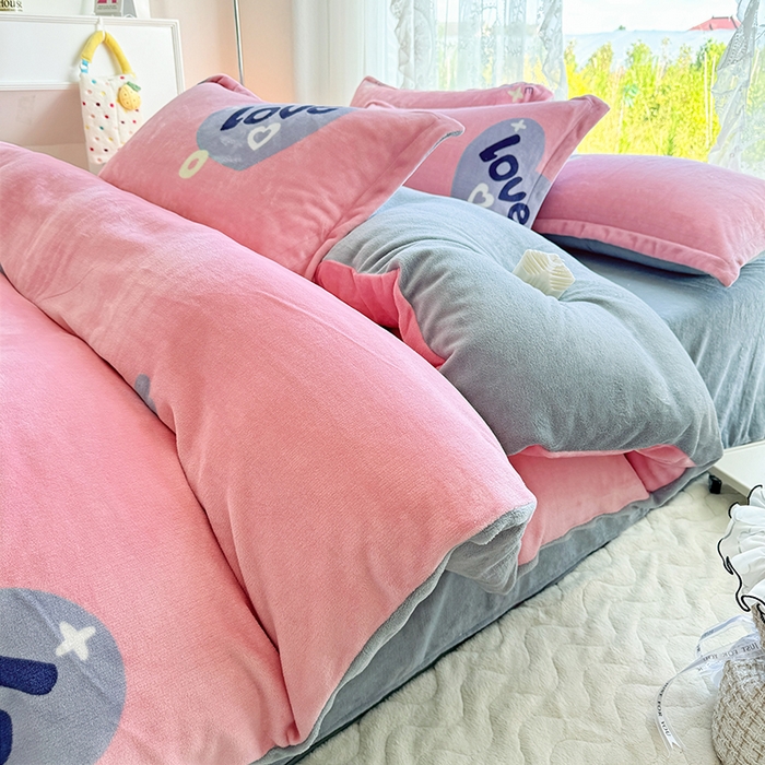 91家纺网 家纺一手货源 找家纺 家贝爱 2025新款A类牛奶绒印花四件套 心相随