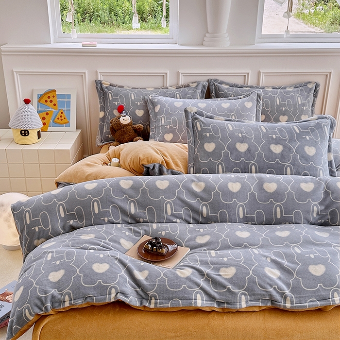 91家纺网 家纺一手货源 找家纺 家贝爱 2025新款A类牛奶绒印花四件套 狂欢兔