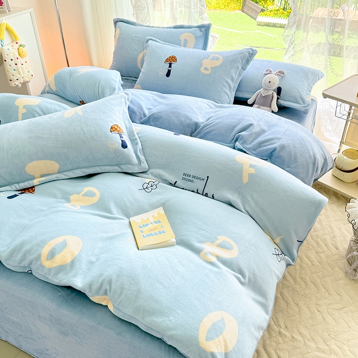 91家纺网 家纺一手货源 找家纺 家贝爱 2025新款A类牛奶绒印花四件套 字母蘑菇