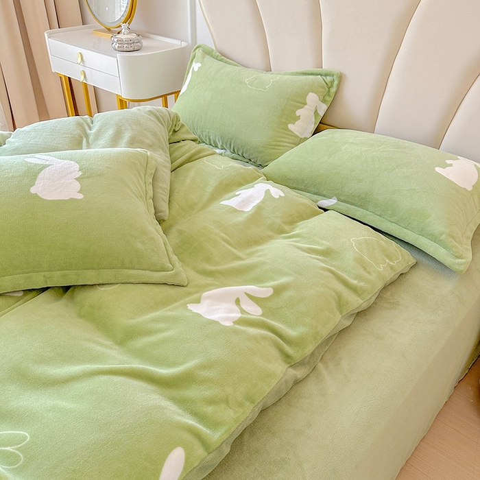 91家纺网 家纺一手货源 找家纺 家贝爱 2025新款A类牛奶绒印花四件套 萌萌兔绿