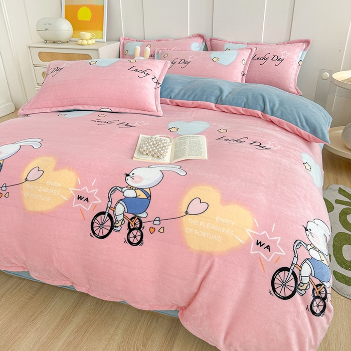 91家纺网 家纺一手货源 找家纺 家贝爱 2025新款A类牛奶绒印花四件套 哈喽小兔-粉