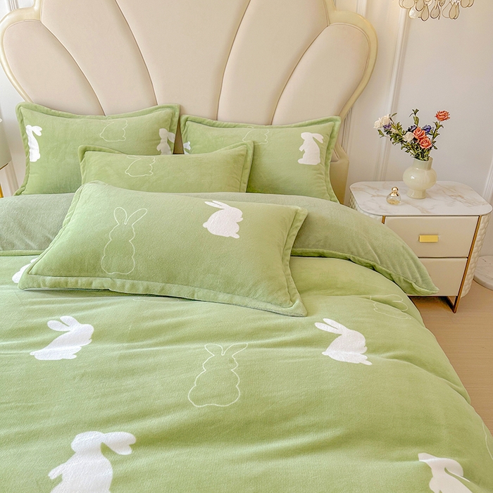 91家纺网 家纺一手货源 找家纺 家贝爱 2025新款A类牛奶绒印花四件套 萌萌兔绿