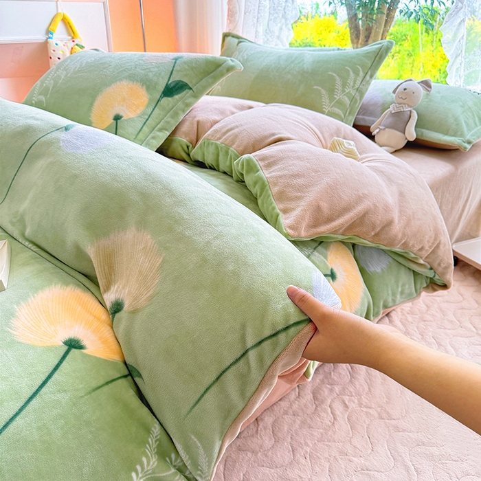 91家纺网 家纺一手货源 找家纺 家贝爱 2025新款A类牛奶绒印花四件套 摇曳生姿