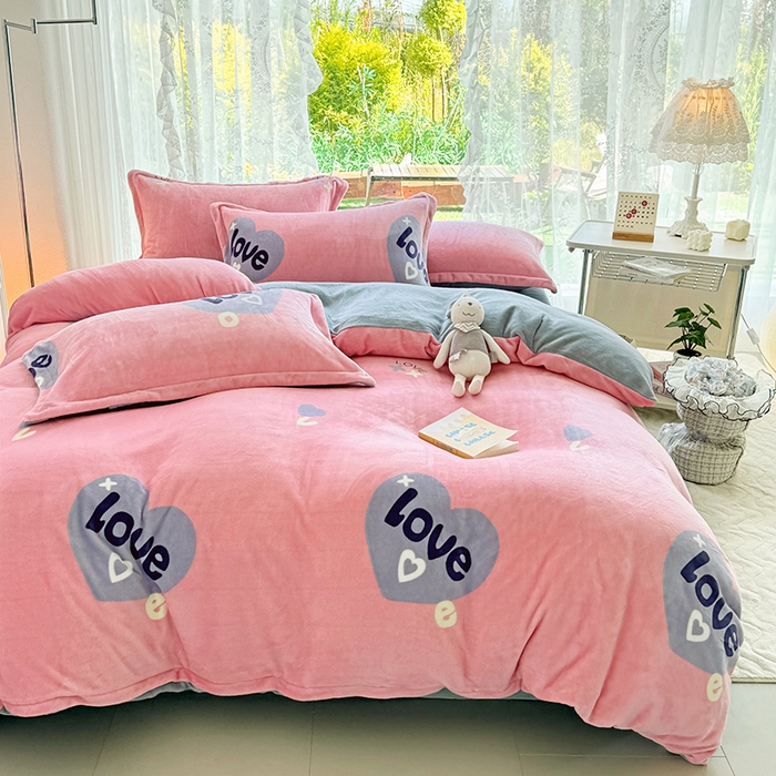 91家纺网 家纺一手货源 找家纺 家贝爱 2025新款A类牛奶绒印花四件套 心相随