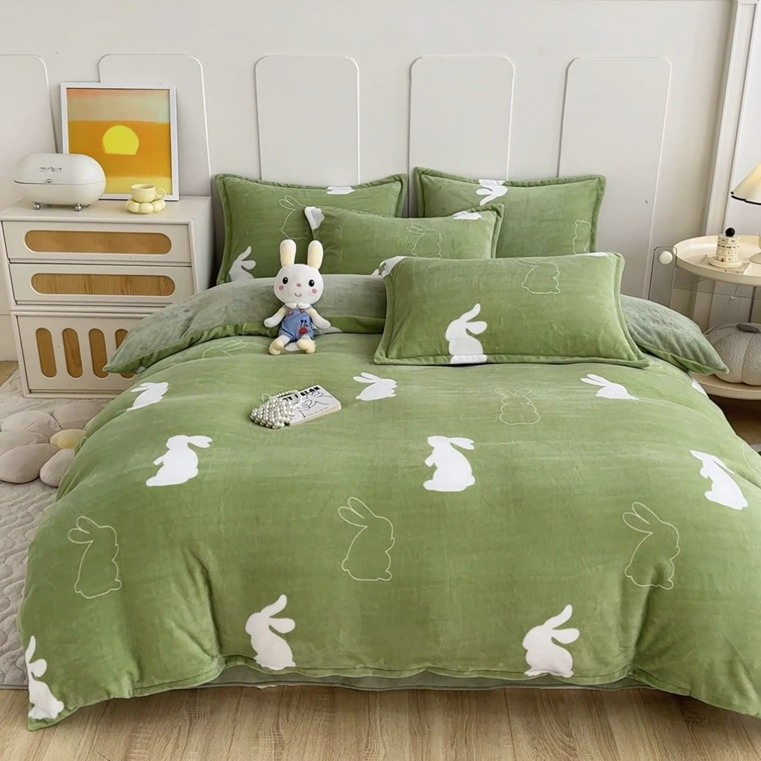 91家纺网 家纺一手货源 找家纺 家贝爱 2025新款A类牛奶绒印花四件套 萌萌兔绿