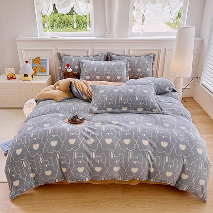 91家纺网 家纺一手货源 找家纺 家贝爱 2025新款A类牛奶绒印花四件套 狂欢兔