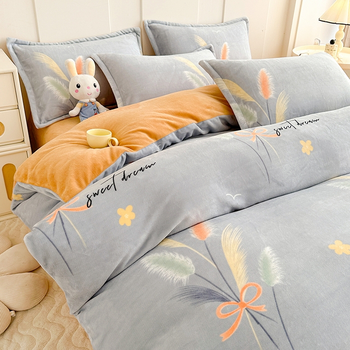 91家纺网 家纺一手货源 找家纺 家贝爱 2025新款A类牛奶绒印花四件套 情人草-灰