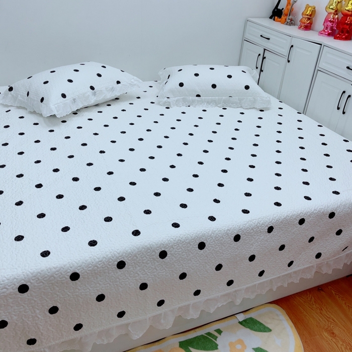 91家纺网 家纺一手货源 找家纺 暖居 2025新款纯棉绗缝夹棉榻榻米支持定制防滑全棉印花小碎花农村大炕盖三件套系列 波点白