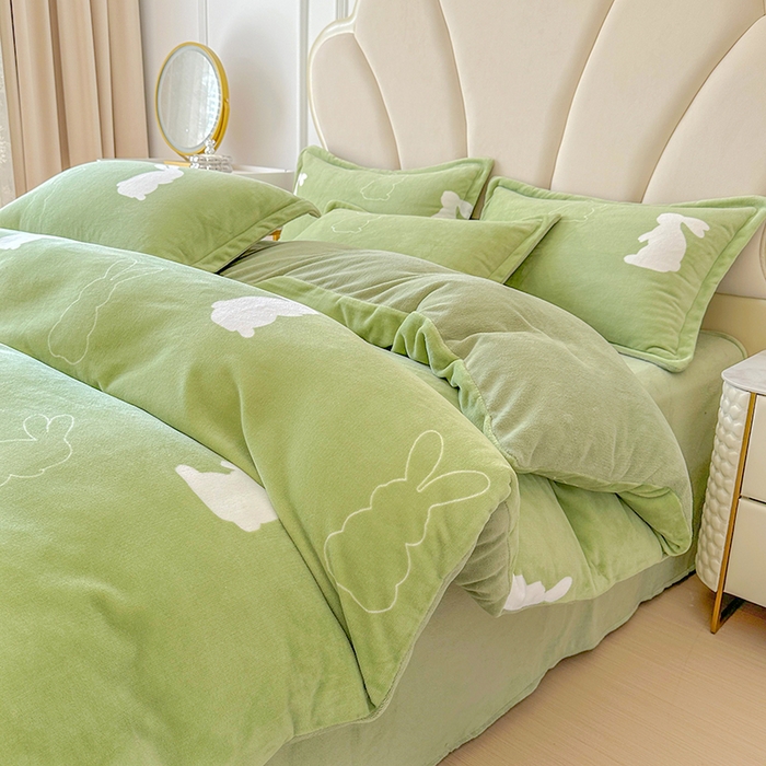 91家纺网 家纺一手货源 找家纺 家贝爱 2025新款A类牛奶绒印花四件套 萌萌兔绿