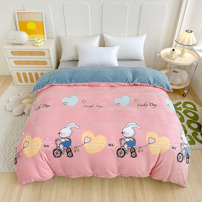 91家纺网 家纺一手货源 找家纺 家贝爱 2025新款A类牛奶绒印花四件套 哈喽小兔-粉