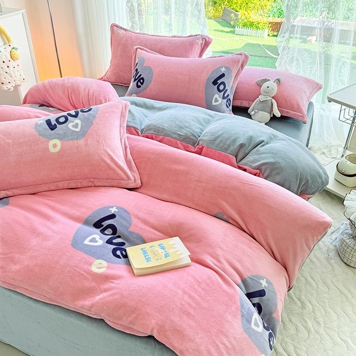 91家纺网 家纺一手货源 找家纺 家贝爱 2025新款A类牛奶绒印花四件套 心相随