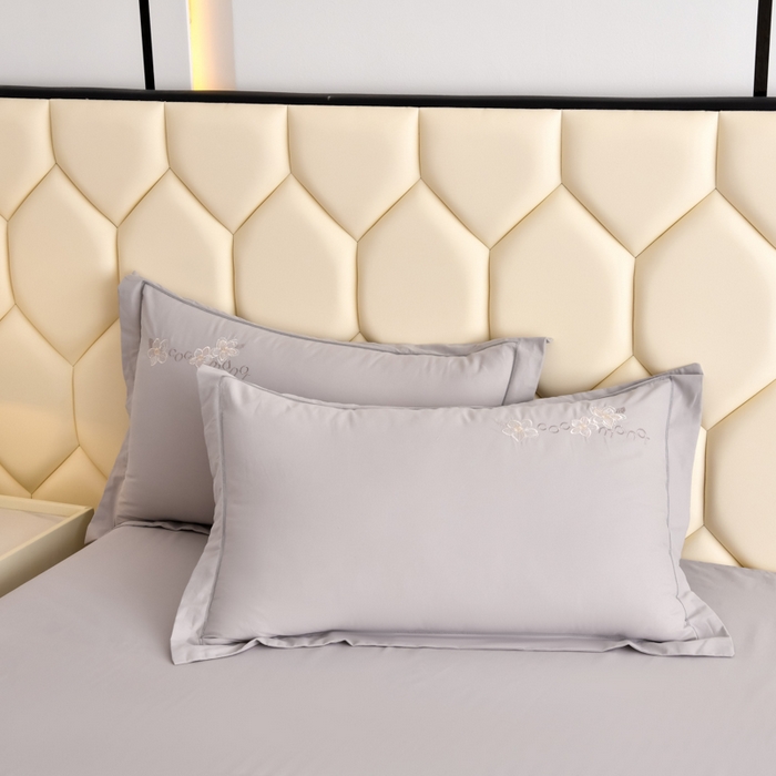 91家纺网 家纺一手货源 找家纺 江南春家纺 【柔-轻密】2025秋冬133x76高精密刺绣100%全棉四件套 【柔-轻密】春漫-陨石灰