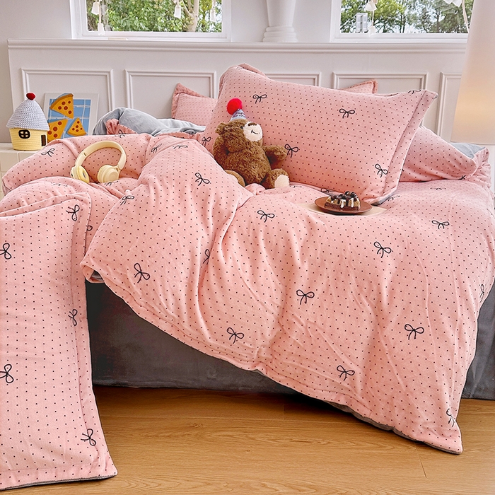 91家纺网 家纺一手货源 找家纺 家贝爱 2025新款A类牛奶绒印花四件套 波点蝴蝶结