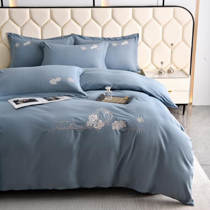 91家纺网 家纺一手货源 找家纺 江南春家纺 【柔-轻密】2025秋冬133x76高精密刺绣100%全棉四件套 【柔-轻密】春漫-晴山蓝