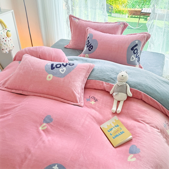 91家纺网 家纺一手货源 找家纺 家贝爱 2025新款A类牛奶绒印花四件套 心相随