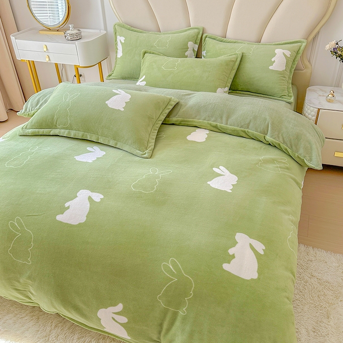 91家纺网 家纺一手货源 找家纺 家贝爱 2025新款A类牛奶绒印花四件套 萌萌兔绿