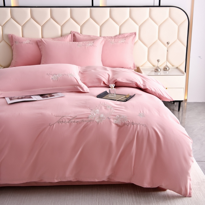 91家纺网 家纺一手货源 找家纺 江南春家纺 【柔-轻密】2025秋冬133x76高精密刺绣100%全棉四件套 【柔-轻密】春漫-玉竹粉