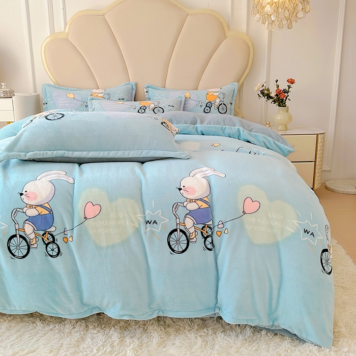 91家纺网 家纺一手货源 找家纺 家贝爱 2025新款A类牛奶绒印花四件套 哈喽小兔蓝