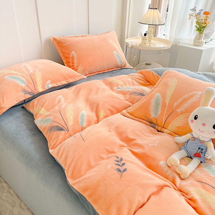 91家纺网 家纺一手货源 找家纺 家贝爱 2025新款A类牛奶绒印花四件套 情人草-桔