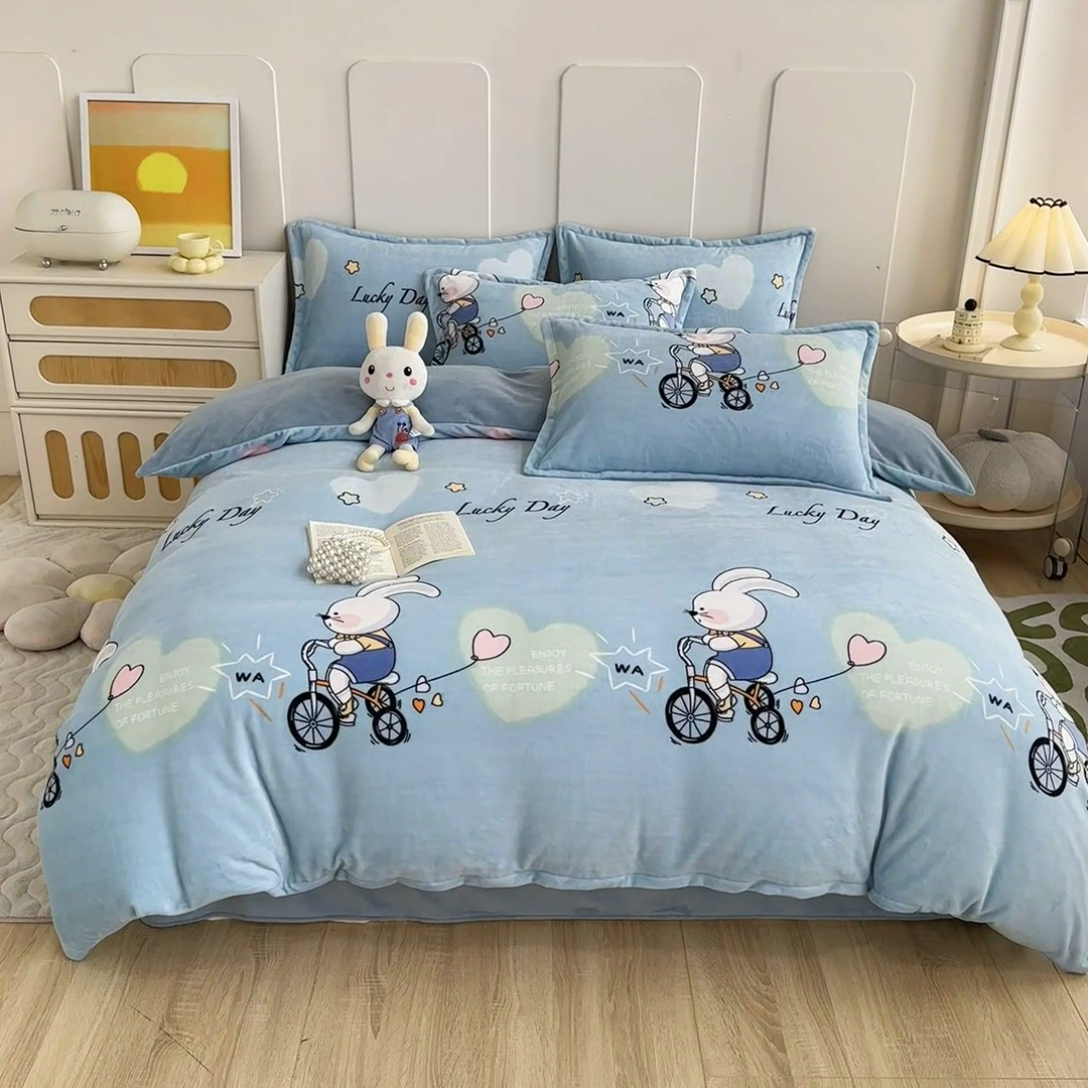 91家纺网 家纺一手货源 找家纺 家贝爱 2025新款A类牛奶绒印花四件套 哈喽小兔蓝