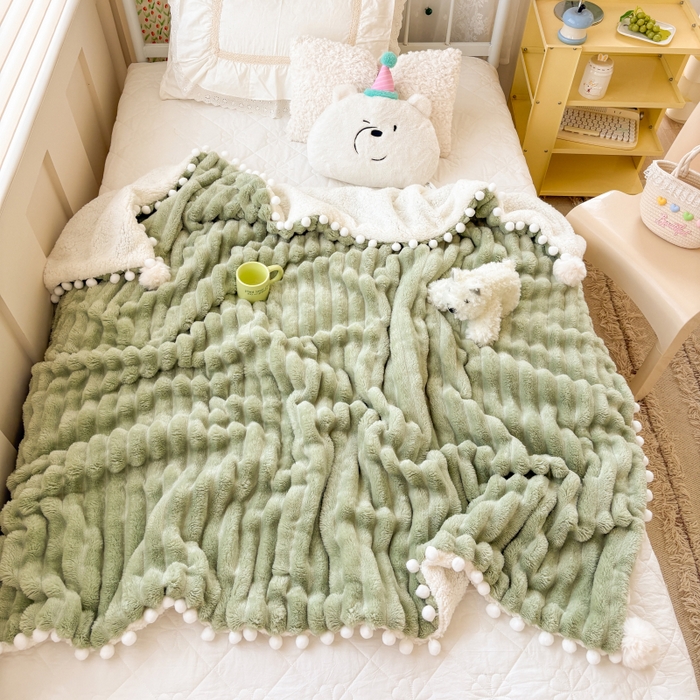 91家纺网 家纺一手货源 找家纺 潮邦创意家居 2025新款宽条球毯大抽条配羊羔绒立体工艺绒毯毛毯盖毯 宽条球毯绿