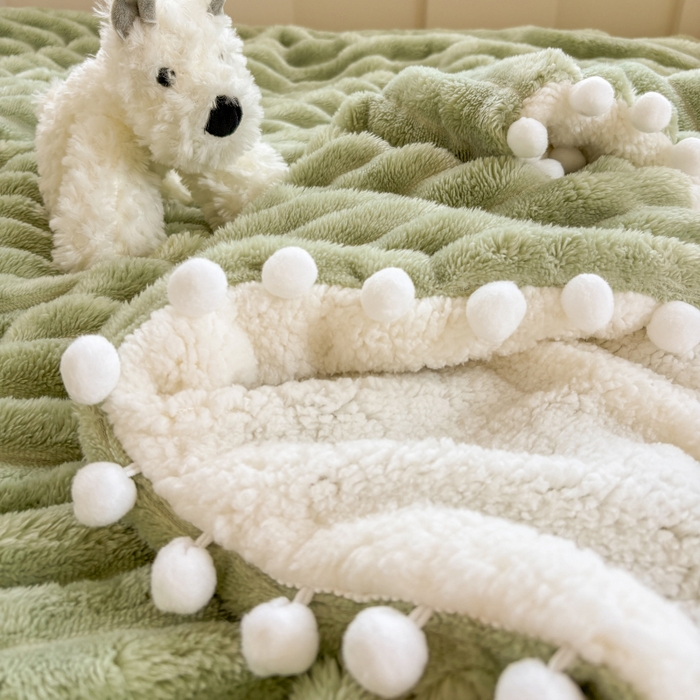 91家纺网 家纺一手货源 找家纺 潮邦创意家居 2025新款宽条球毯大抽条配羊羔绒立体工艺绒毯毛毯盖毯 宽条球毯绿