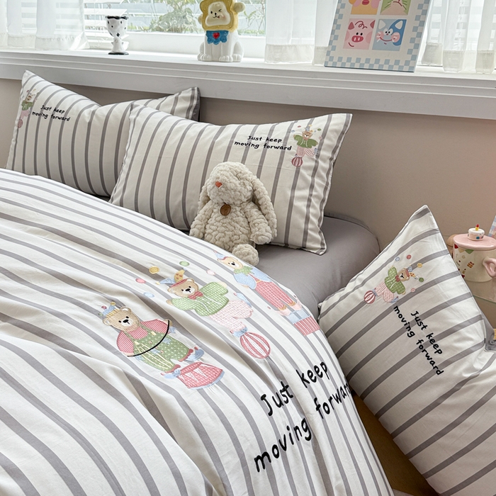 91家纺网 家纺一手货源 找家纺 慕尚家纺 2025新款全棉印花毛巾绣工艺款四件套 熊熊马戏团