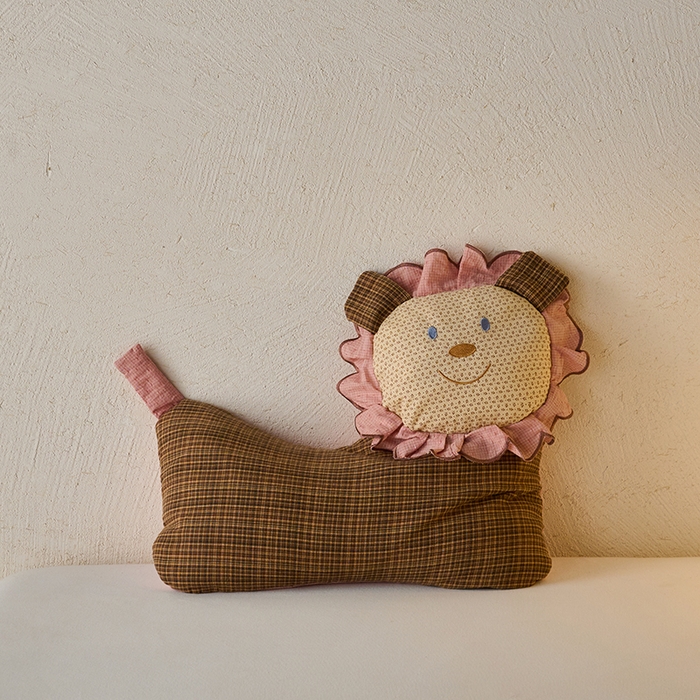 91家纺网 家纺一手货源 找家纺 （总）明星枕业 2025新款纯棉儿童卡通小狮子荞麦壳枕学生枕芯便携办公室沙发午睡枕枕头